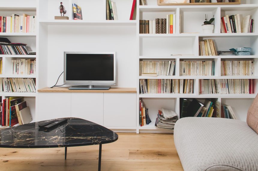 Bibliothèque, meuble TV, mur intégral, blanc et latté chêne