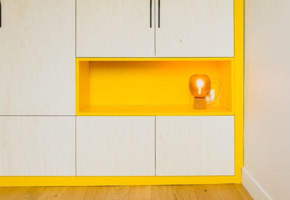 Placard chambre avec niches jaunes