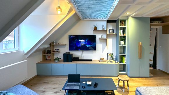 Ensemble meuble TV, bibliothèque et rangement avec escalier