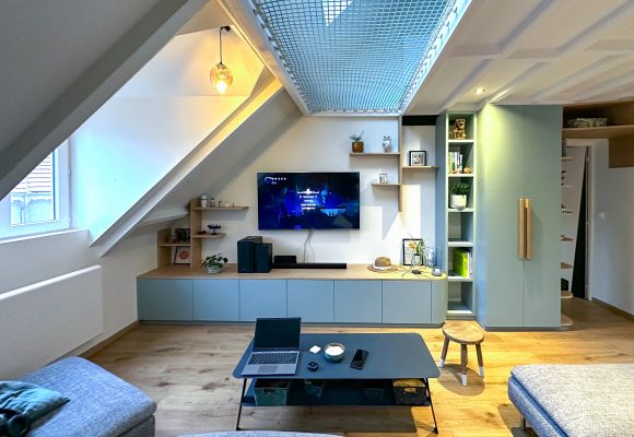 Ensemble meuble TV, bibliothèque et rangement avec escalier
