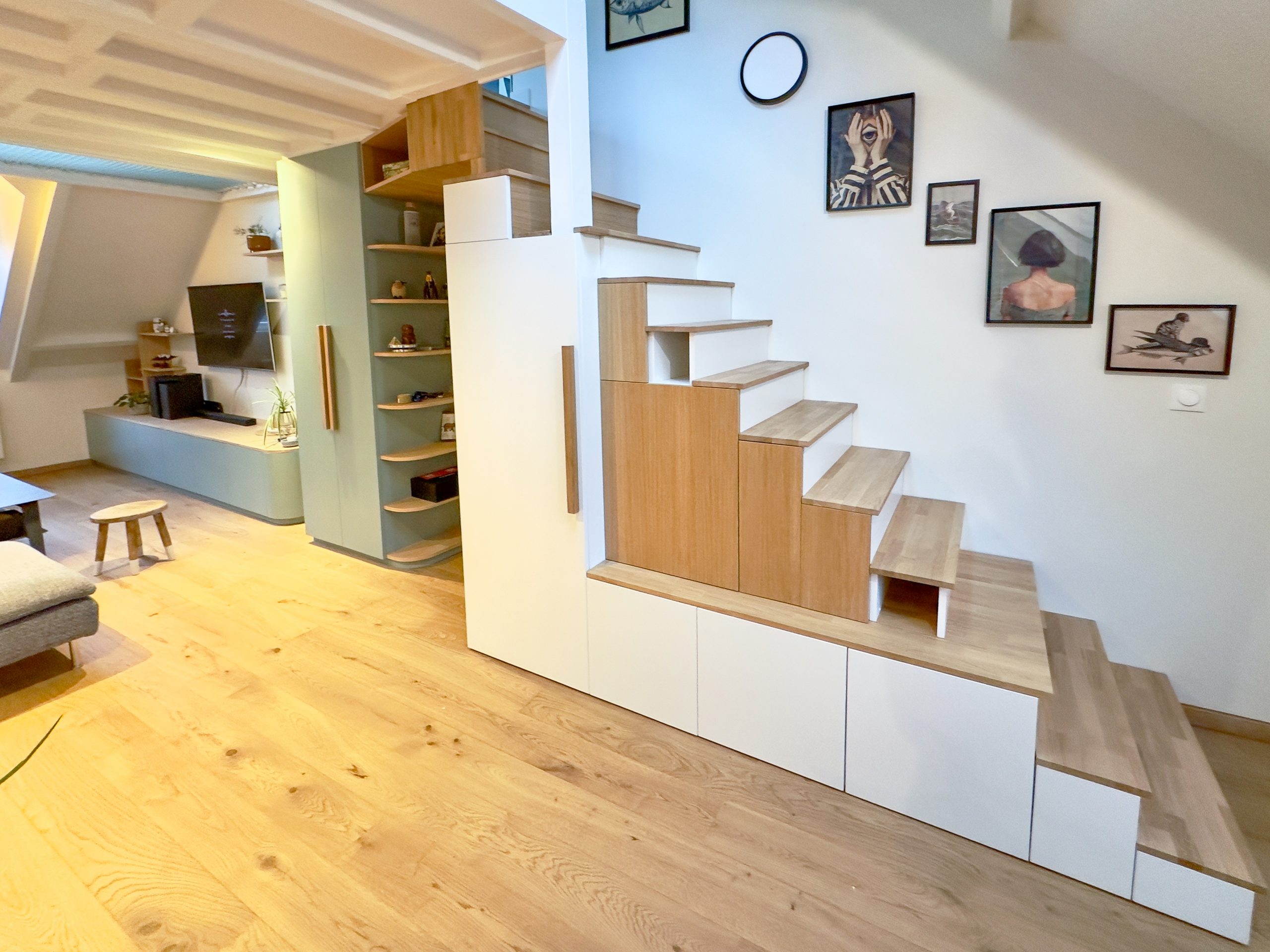 Meuble TV escalier